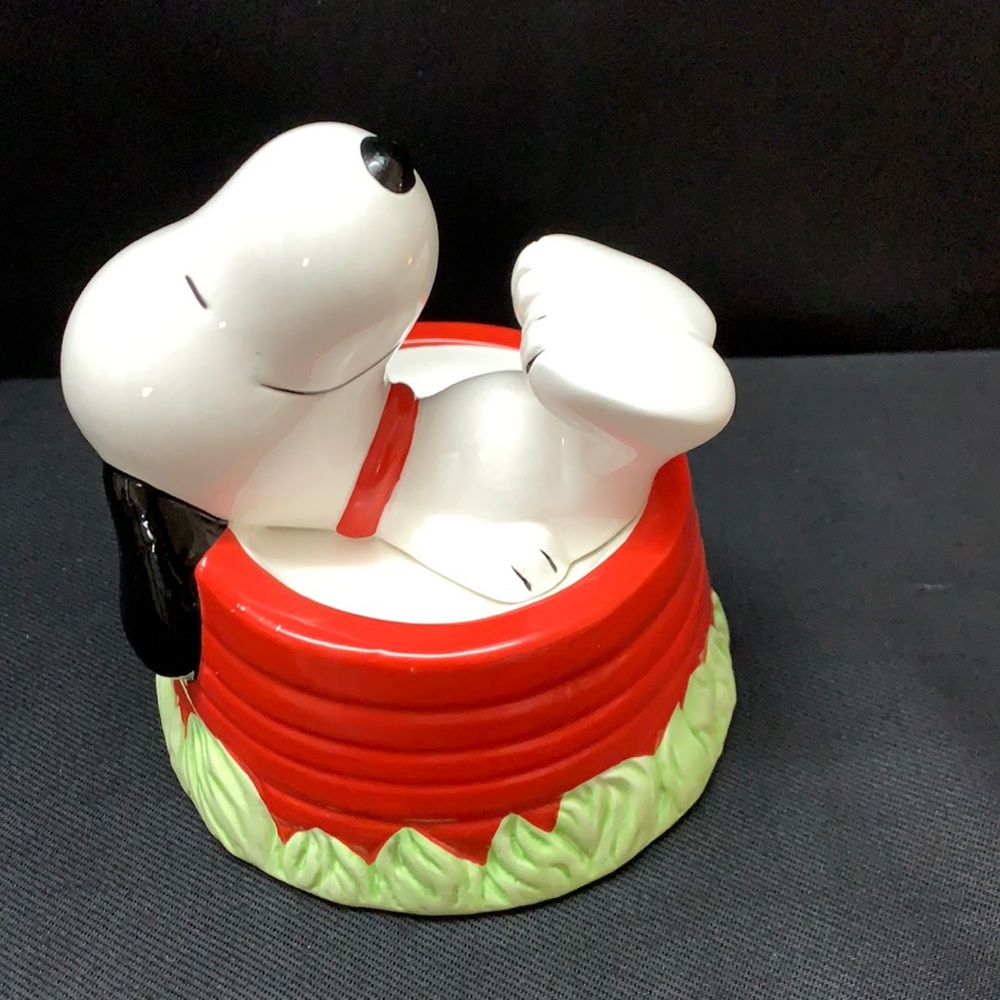 Vintage Snoopy sitting in dog bowl music box